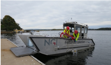 Prøvetaking av sedimenter fra NGIs feltbåt F/F Kolstad.