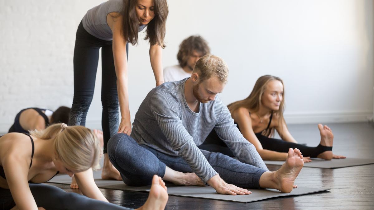 Kvinner som trimmer med Yoga