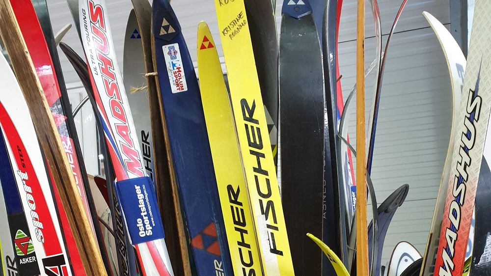 Flere par ski