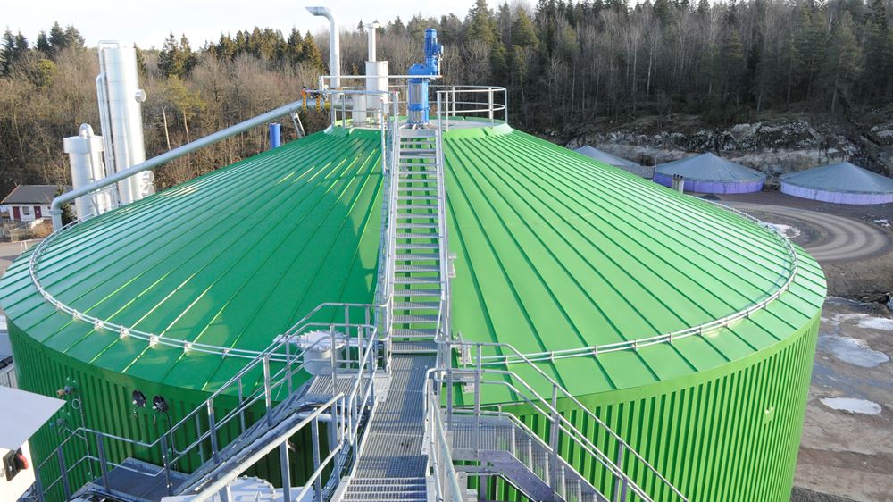 På toppen av de fargerike tankene, som er stedet biogassen blir dannet