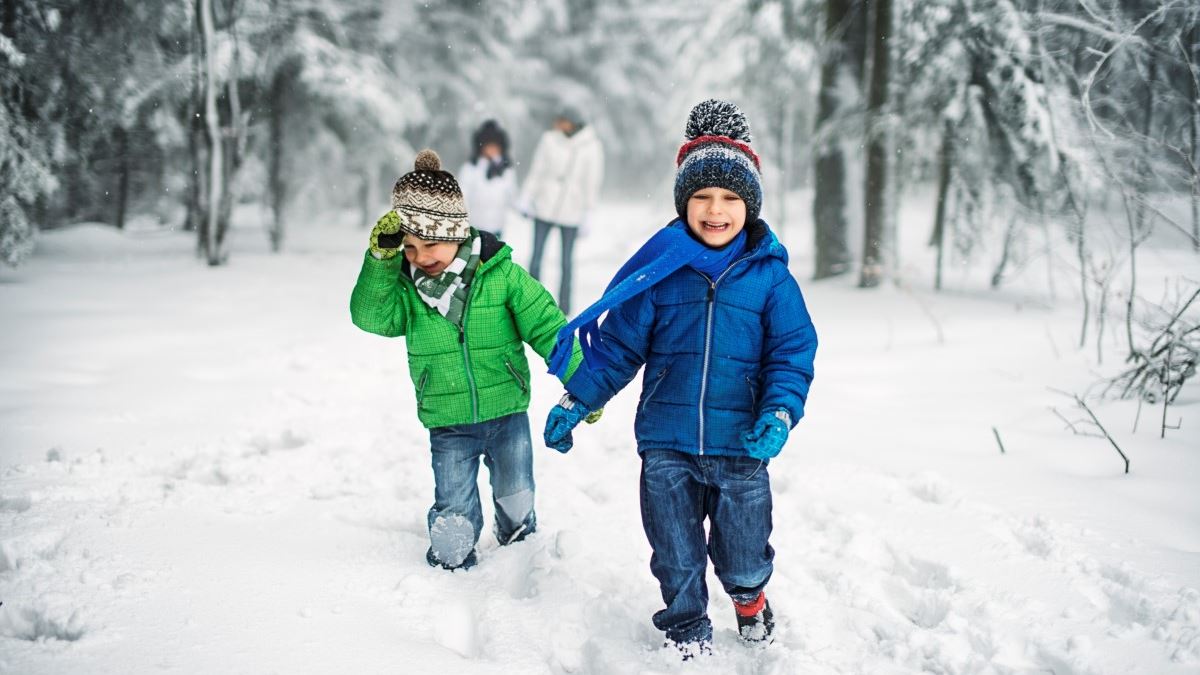 Bilde av barn i snøen