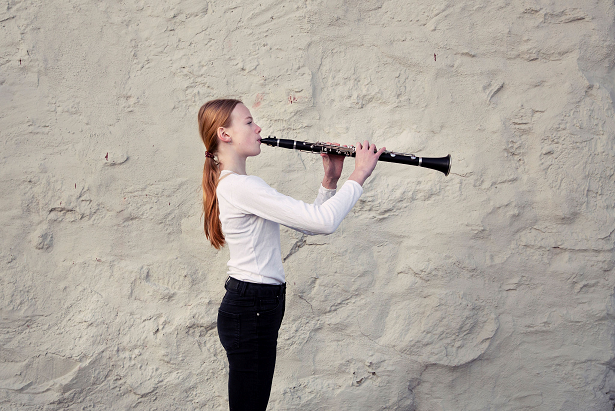 Jente som spiller klarinett