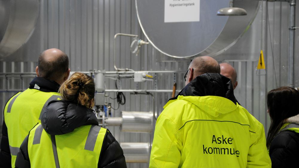 Asker kommunes utsendte følger nøye med når prosessene i biogassproduksjonen forklares