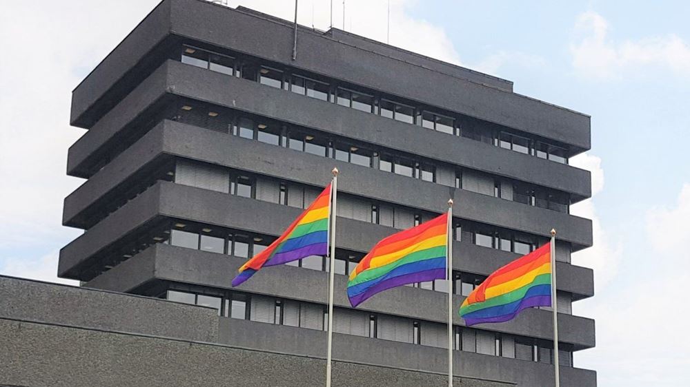 Asker rådhus med Pride flagg heist