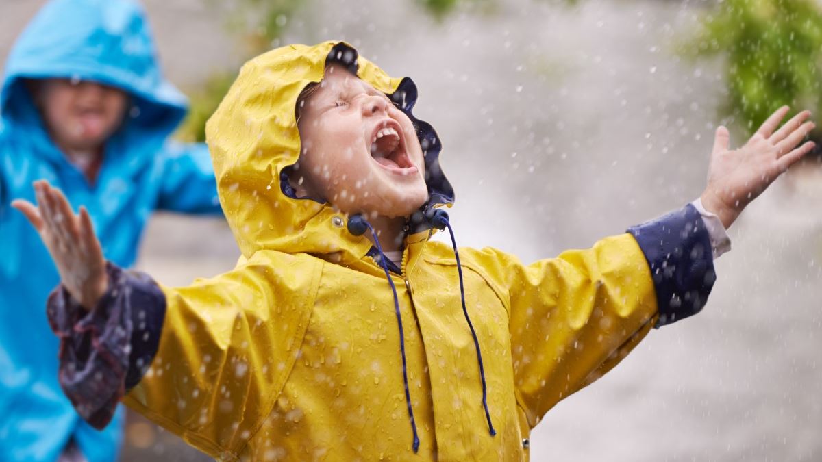 Barn leker i regnvær