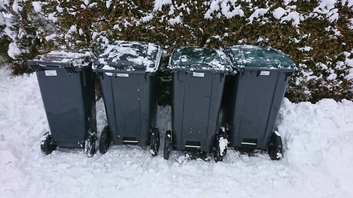 Søppelbeholdere i snø, men snøen fjernet fra toppen.