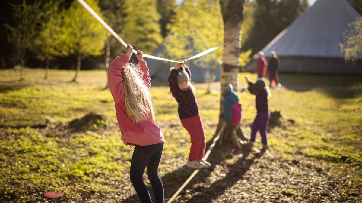 Barn som balanserer utendørs, Rødbysætra