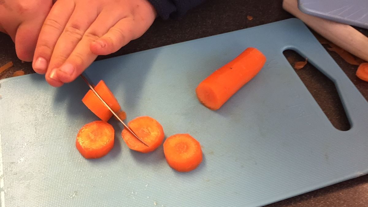 Skjærer gulrøtter
