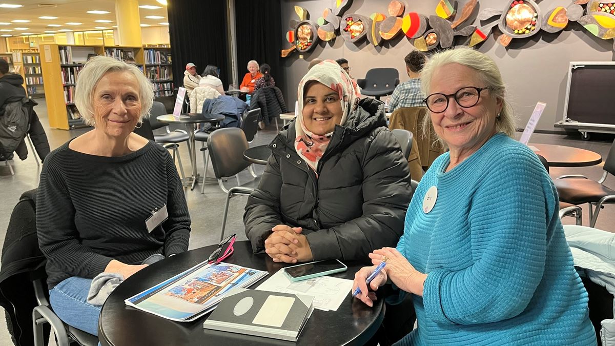 Kari Pettersen og Brit Ødegård er frivillige språkverter i Språkkaféen på Asker bibliotek – hver tirsdag kveld. Her er de i prat med med Fatiha Asif.