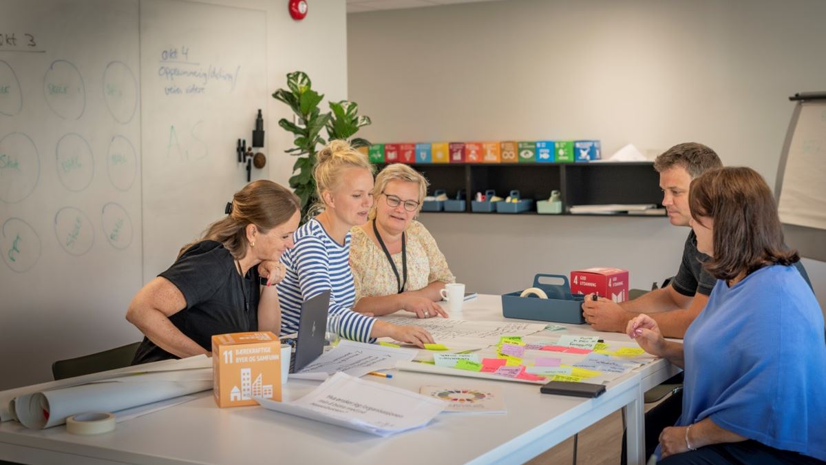Samarbeid mellom ansatte på kontor på Senter for innovasjon og læring.