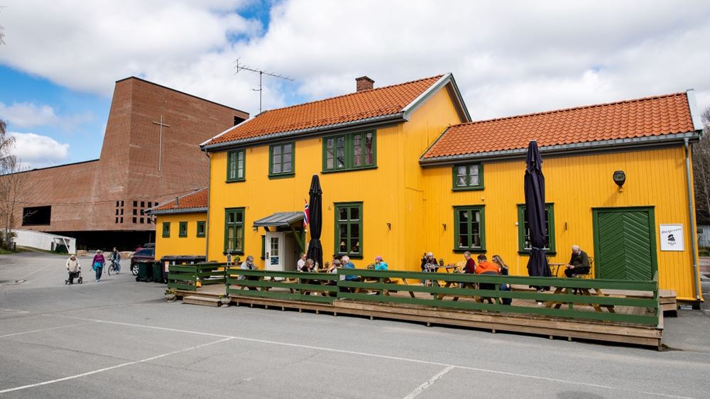 Kafébygningen på stasjonen i Spikkestad sentrum