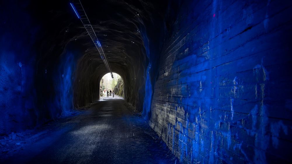 Spikkestad tunnel med syklister i enden