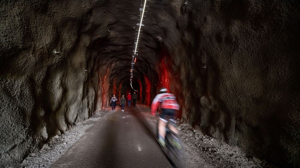 Syklist og turgåere i Spikkestad tunnel