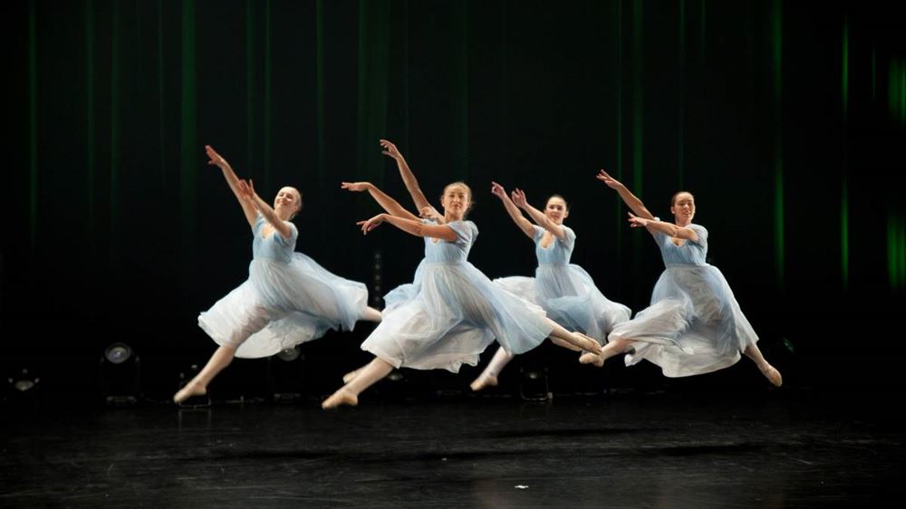Fire jenter utfører klassisk ballett