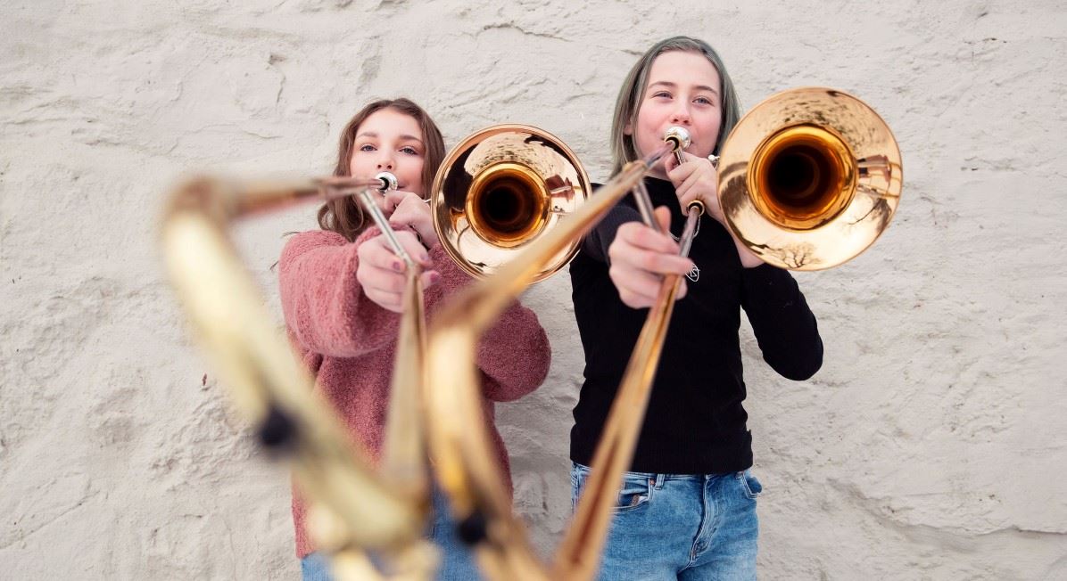 To jenter spiller trombone