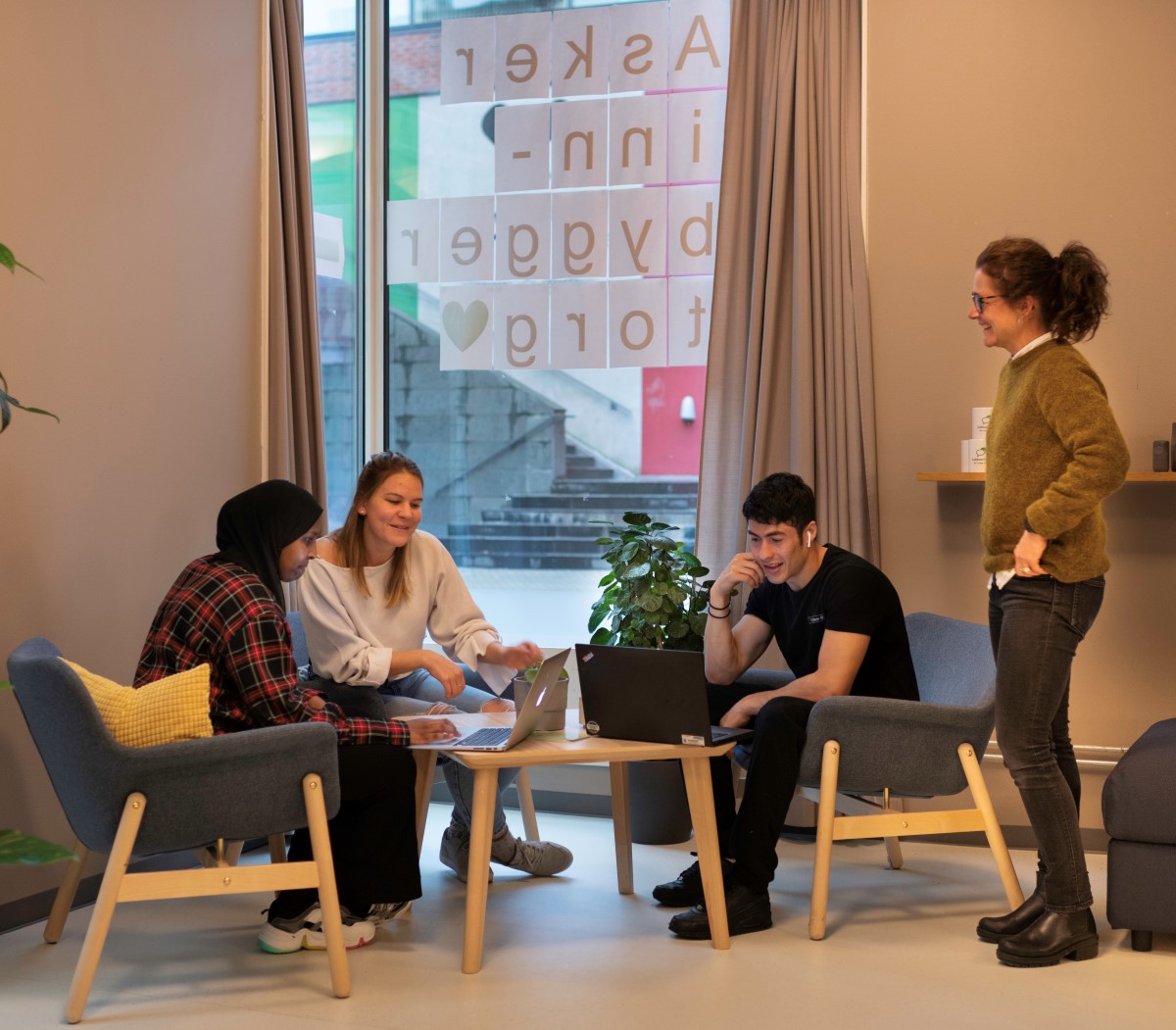 Prosjektleder Karina Bjørnbakk med kolleger har utformet Jobbsentralen i samarbeid med ungdommer fra en referansegruppe. Nå er døren åpen for ungdom fra hele Asker.