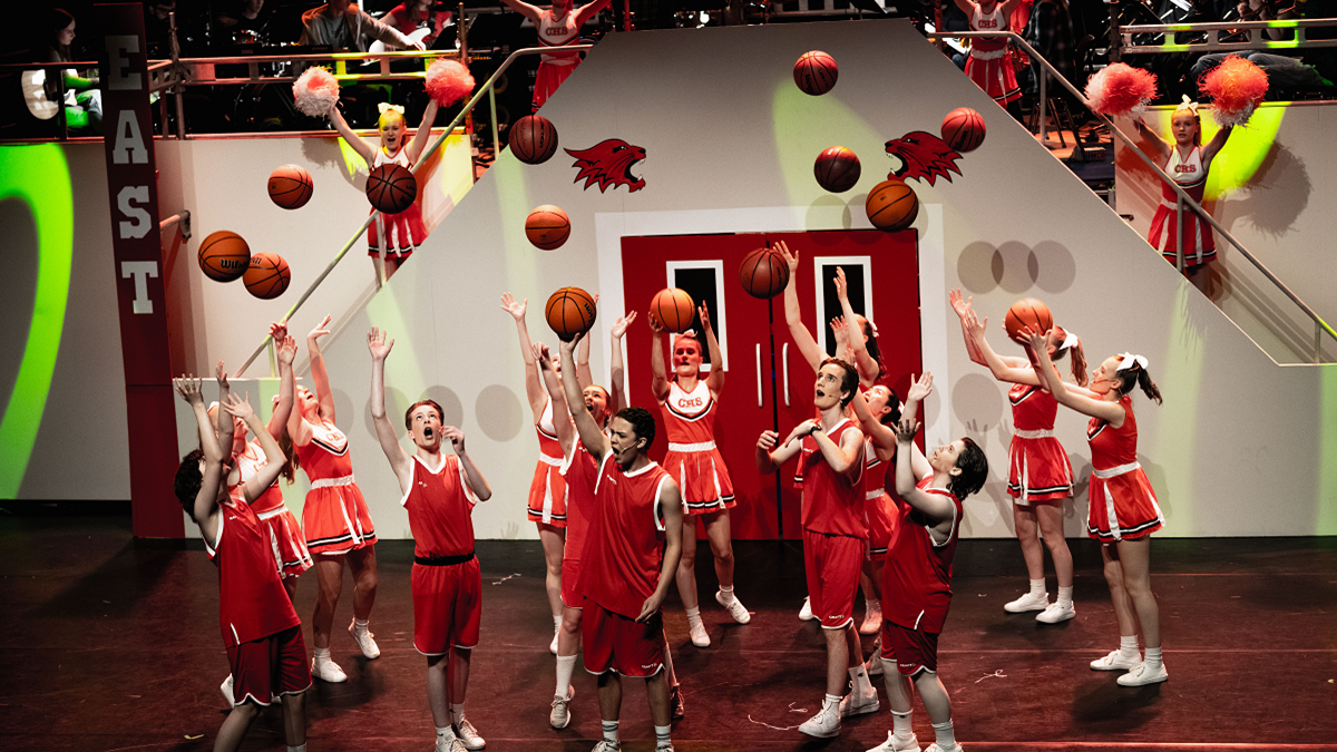 Teater, sang og dans på scenen med High School Musical vår 2023. Nå har kulturskolen ledige plasser i alle tre fagdisiplinene