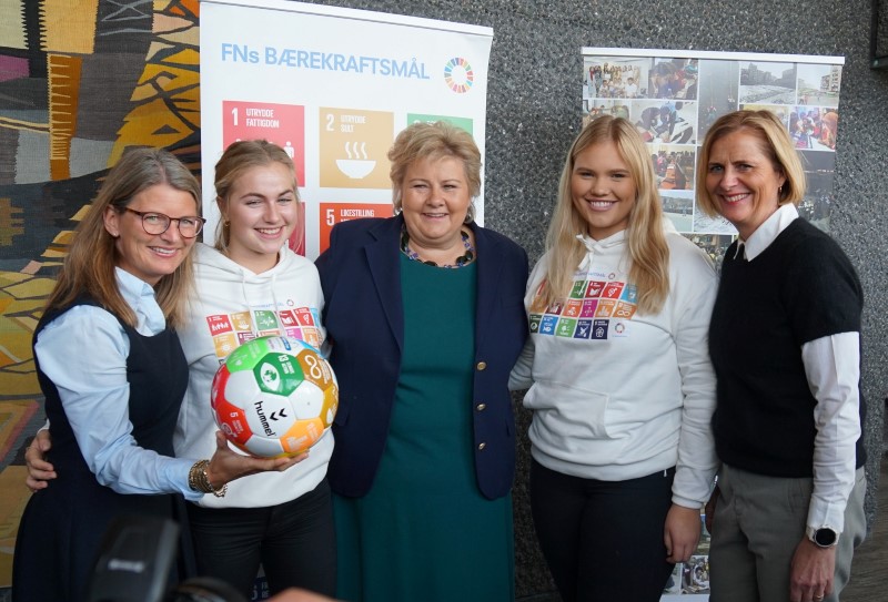 Bilde av ordfører i Asker Lene Conradi, statsminister Erna Solberg, ordfører i Hurum Monica Vee Bratli sammen med to ungdomsrepreentanter fra Askerkonferansen
