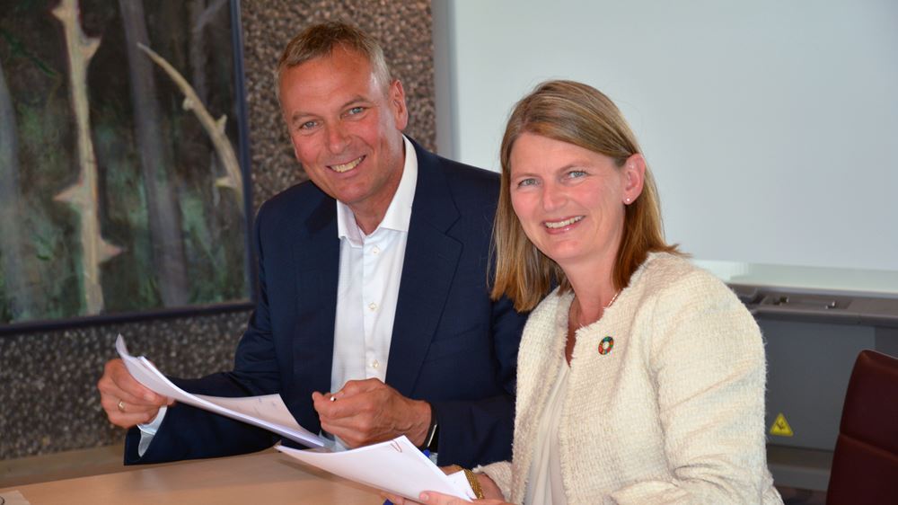 Bildetekst: Rolf Thorsen, adm. direktør i Selvaag Bolig ASA og ordfører Lene Conradi signerte avtalen.
